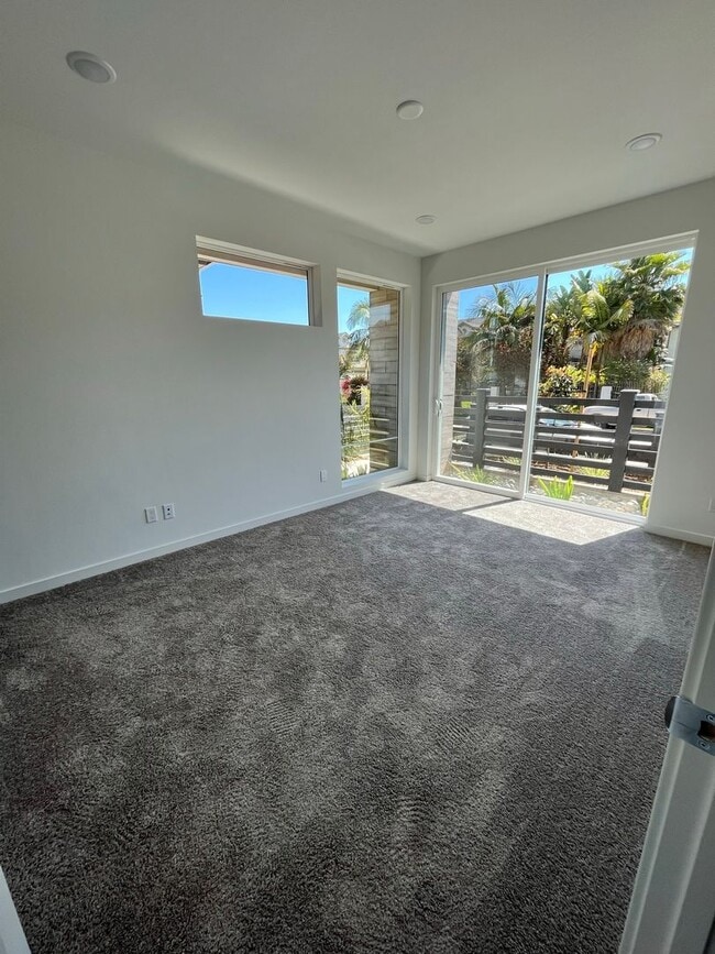 Building Photo - Charming Rooftop 3 Bed / 3 Bath Townhome Just Blocks from the Beach! Available for Pre-LEASE TODAY!