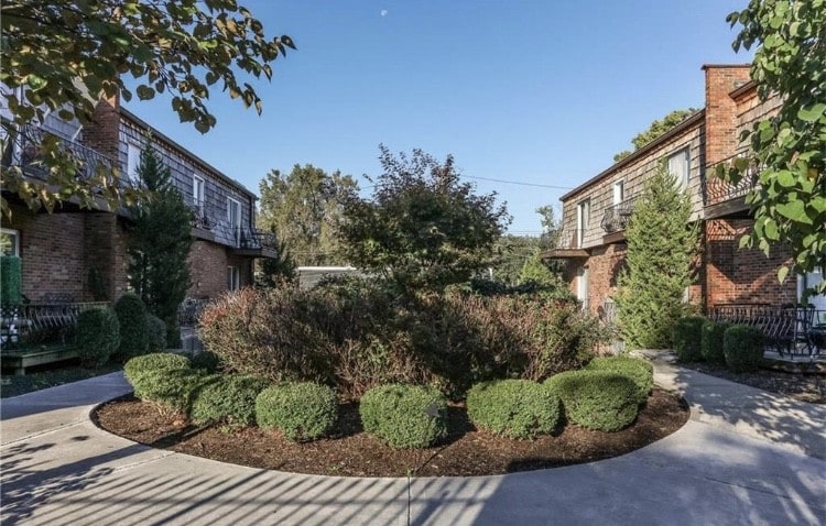 Courtyard - 4426 Jarboe St
