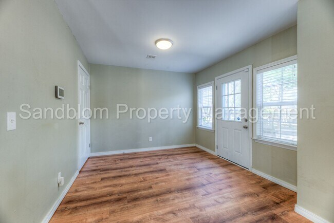 Building Photo - FOR LEASE | Tulsa | $1400 Rent | 3 Bed, 2 Bath Home