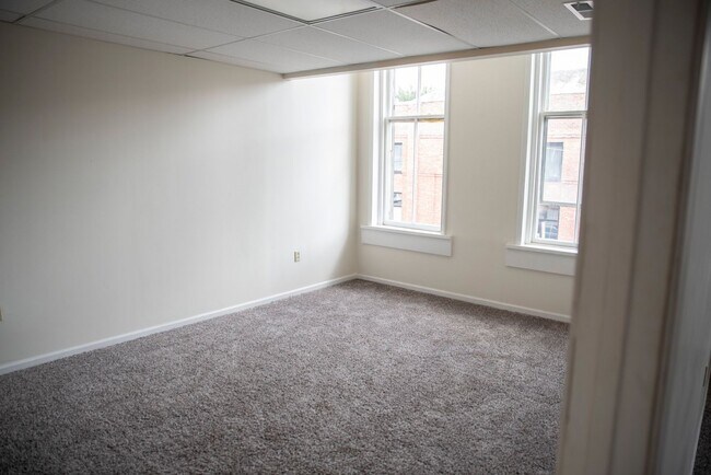 Building Photo - S Main