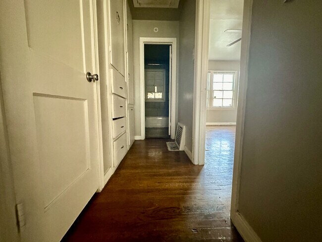 Building Photo - Cozy 1/1 with Private Yard, Close to TTU