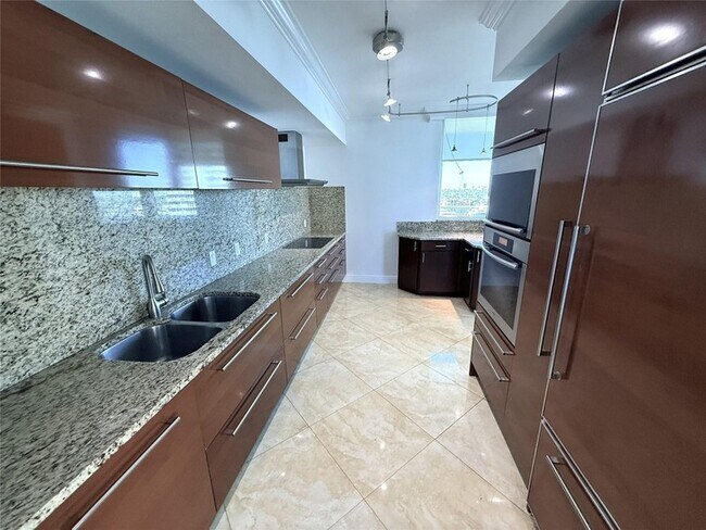 Building Photo - 101 S Fort Lauderdale Beach Blvd