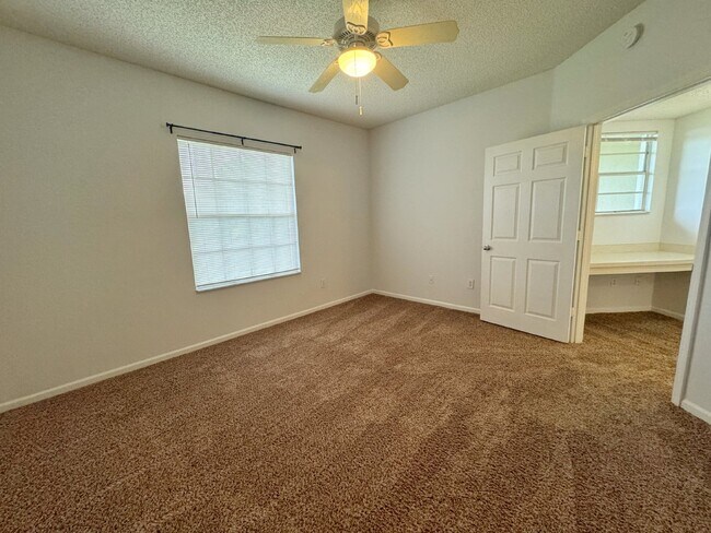 Building Photo - Las Palmas, one-bedroom first floor condo with garage!