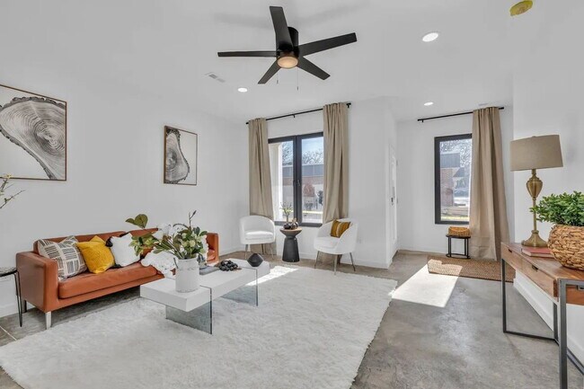 Building Photo - Modern 4-Bed Townhouse in Ridgedale – Minu...
