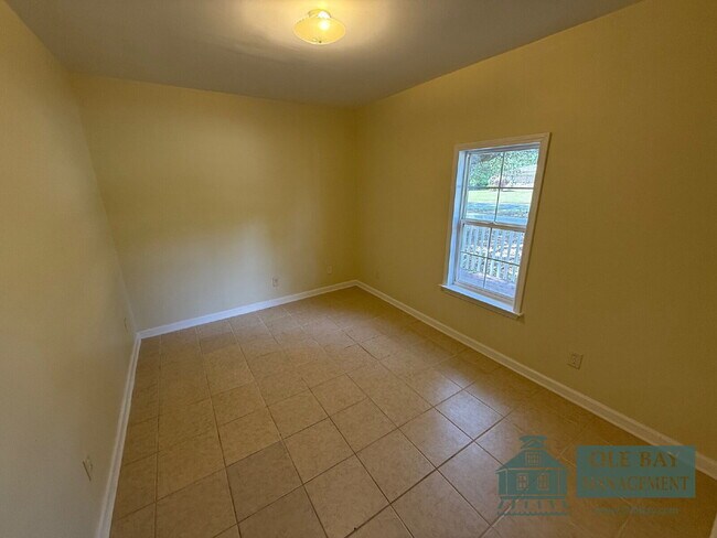 Building Photo - Nice 5 bedroom , 3 bath home located in Mobile.  All approved applications are subject to an 18-m...