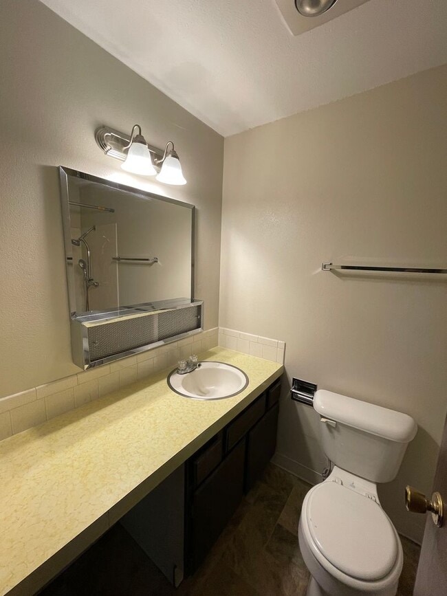 Building Photo - Hard to find 2 bdrm, 1.5 bath unit with wa...