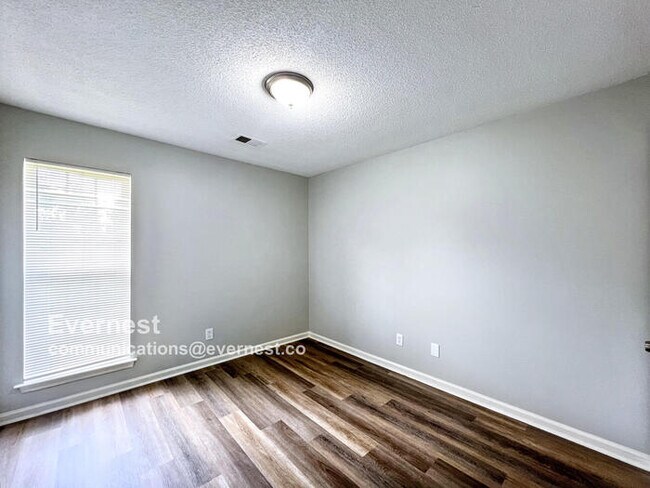 Building Photo - Charming 3-Bedroom Home with Comfortable L...