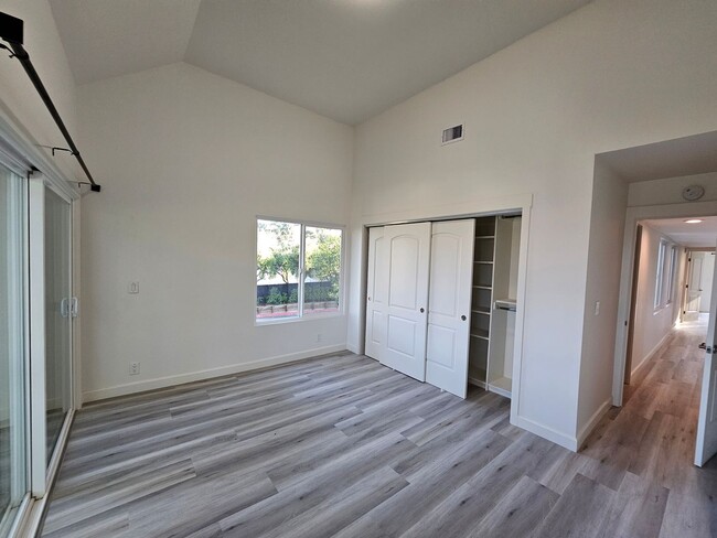 Building Photo - Gorgeous COMLETELY RENOVATED 3 Bed/2.5 Bat...