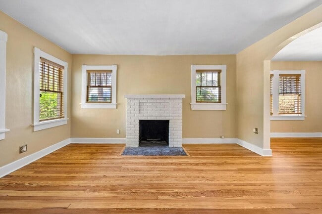 Building Photo - Charming 2-Bed With Backyard Oasis In West Palm Beach!
