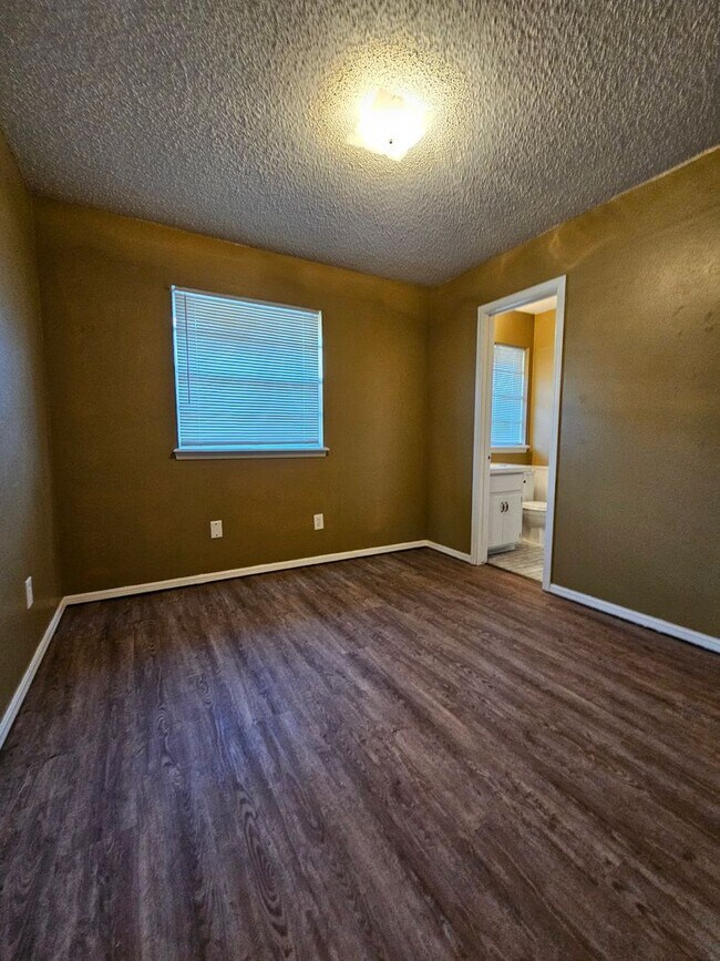 Building Photo - (3) Bed/(1.5) Bath Avail NOW! Pet Negotiable!