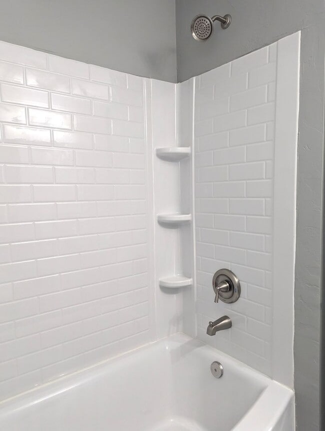 Building Photo - AVAILABLE NOW - $300 OFF 1ST FULL MONTH Modern Remodeled 3BR Home with Bonus Loft & Spacious Livi...