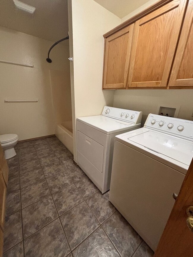 Building Photo - Great location for MSU and downtown.