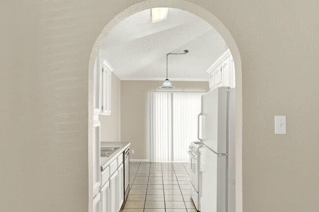 Building Photo - Eastside 2 Bedroom 2 Bath