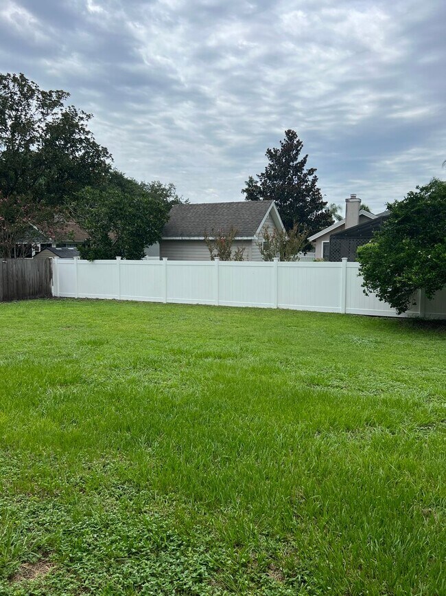 Building Photo - Large 4/2 with 2 Car Garage & Huge Fenced ...