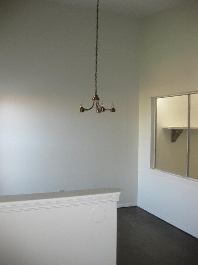 Building Photo - 3 bed 2 bath duplex for rent near I-240 and Western, close to everything!