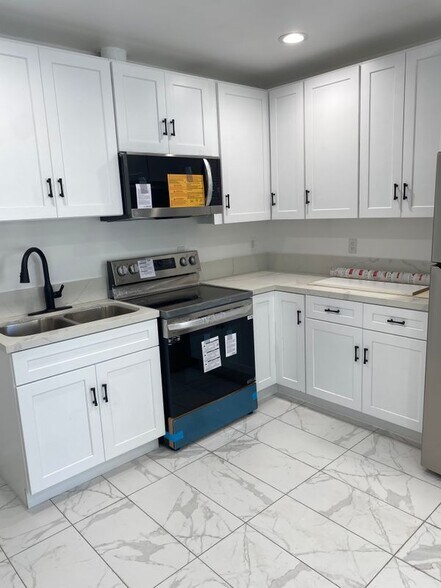 Building Photo - 6447 Gaviota Ave