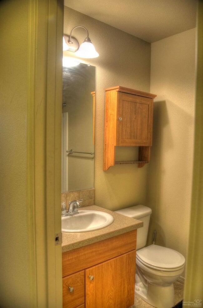 Building Photo - Darling Townhouse in Southeast Bend!