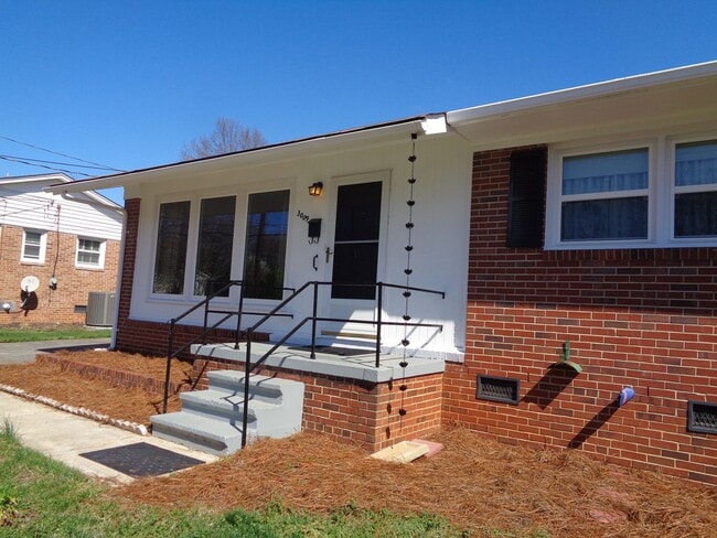 Building Photo - APPLICATION PENDING-Well-Maintained 2 Bedroom House for Rent