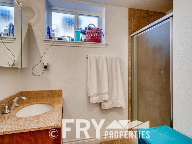 Building Photo - Spacious Updated Berkeley Triplex