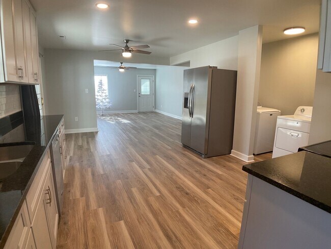 Building Photo - Modern Comfort and Convenience in the Heart of Durham