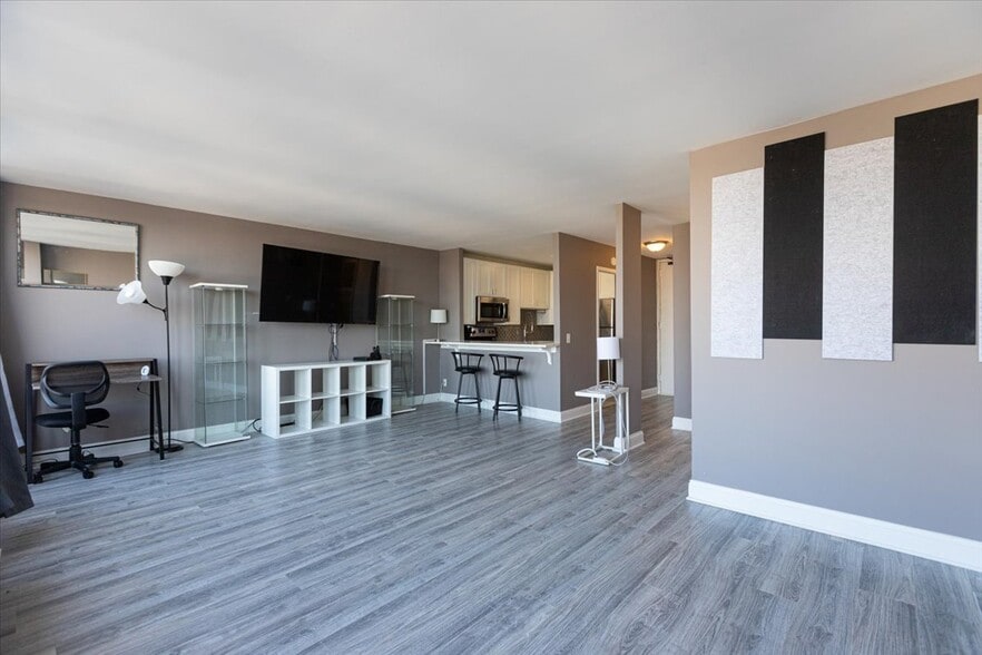 Building Photo - 5445 N Sheridan Rd