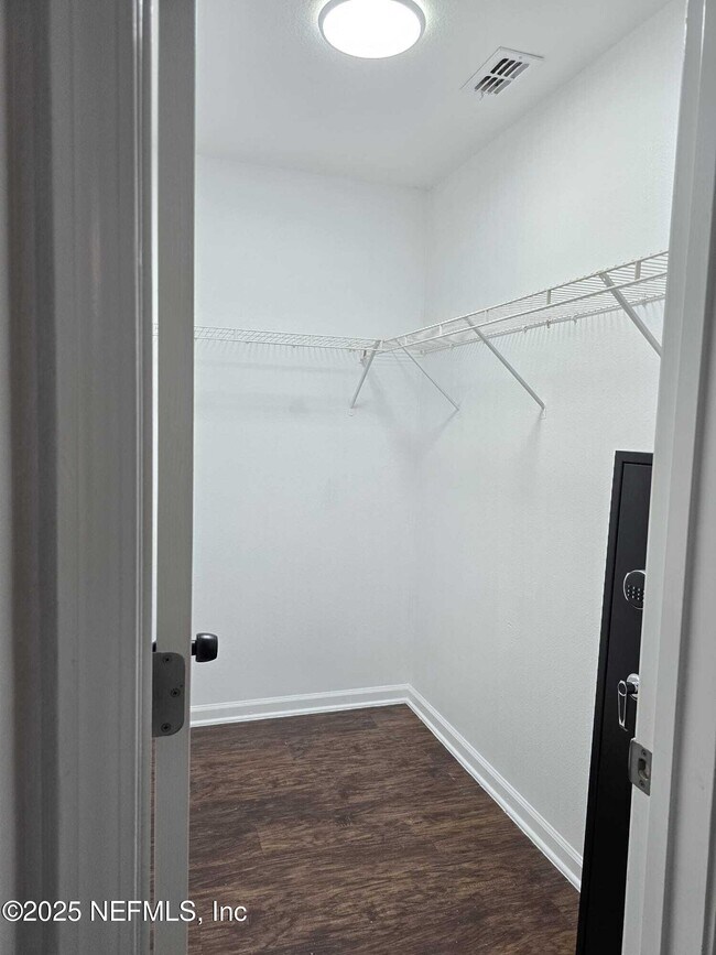 Building Photo - 9124 Adams Ave