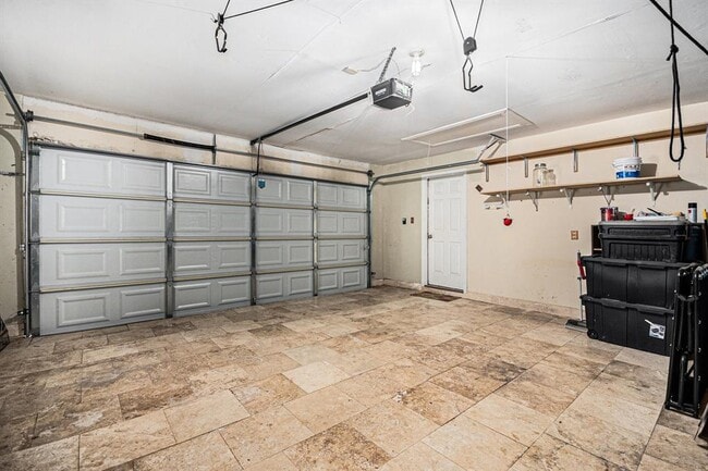 Building Photo - 1813 Oakwood Dr E