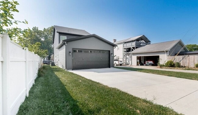 Building Photo - 3BR/2.5BA Home for Rent in Jeffersonville!  Two Car Attached Garage!