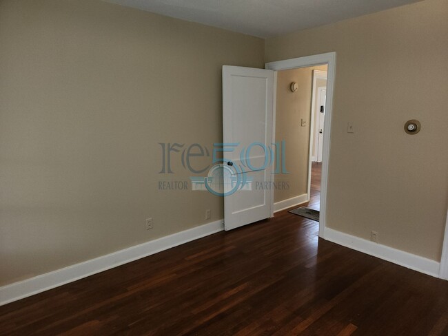 Building Photo - Great Find in Hillcrest! 2BR & 1 BA