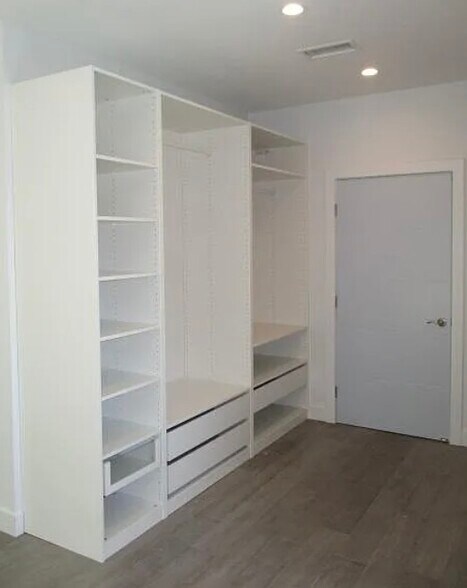 Building Photo - 6848 Encino Ave