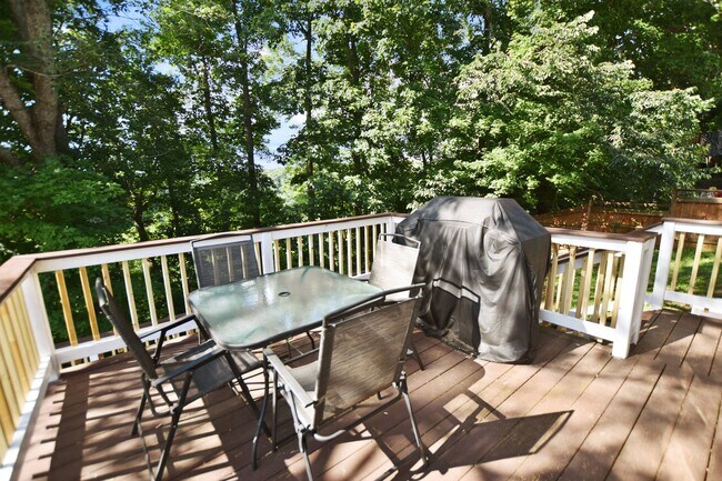 Building Photo - Pet Friendly Three Bedroom with Basement!