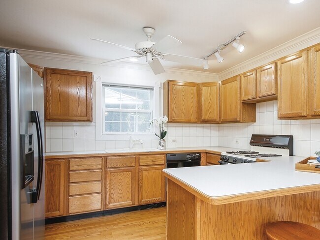 Building Photo - 325 Loomis St