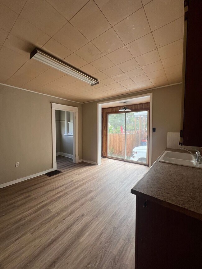 Building Photo - Spacious 4 Bedroom Southside Holland