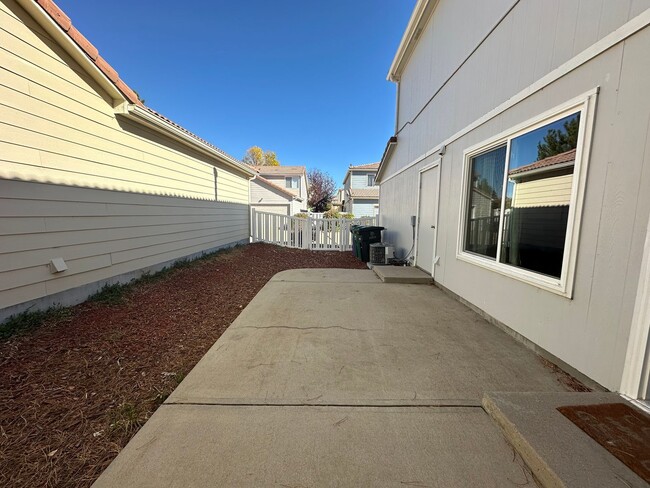 Building Photo - Fenced Side Yard