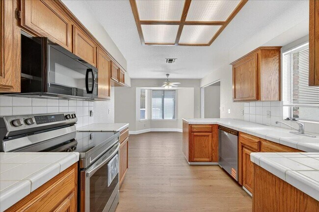 Building Photo - Nicely Remodeled North Fresno 3/2