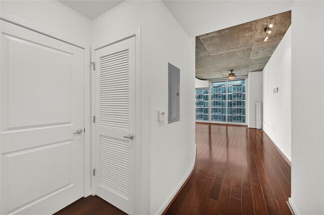 Building Photo - 5925 Almeda Rd