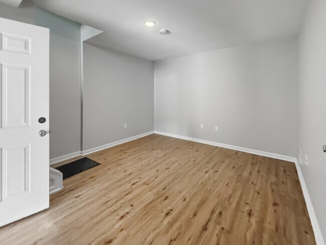 Building Photo - Town Home