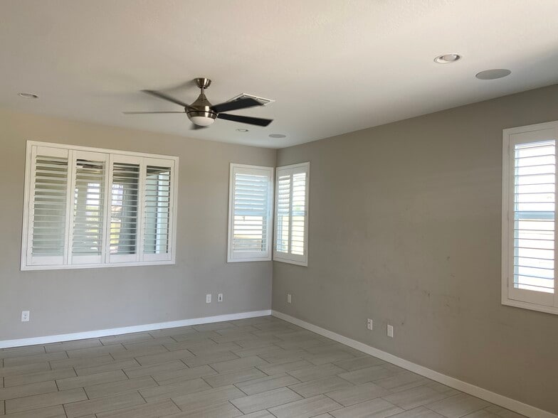 Living room - 1326 N Zane Dr