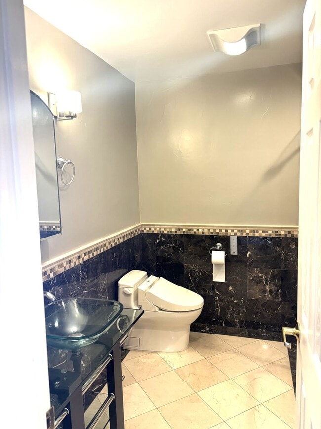 Building Photo - Stunning 4-Bedroom Home on Golf Course wit...