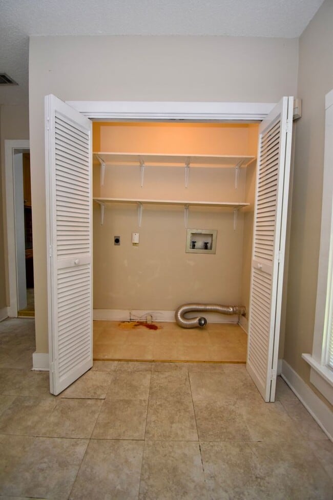 Building Photo - Cute Two Bedroom House, Close to LA Tech!