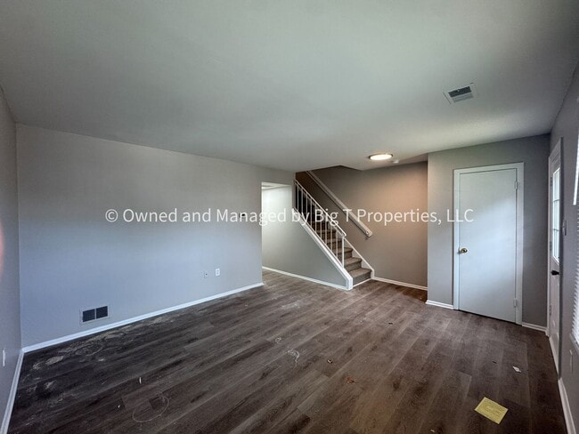 Building Photo - Coming soon* Cute Townhouse between Woodbr...