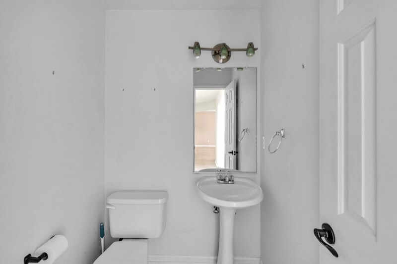 Building Photo - 3136 Sacramento Dr