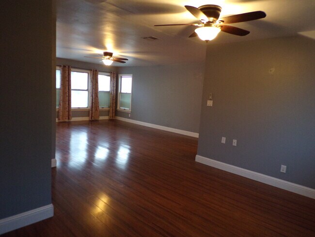 Building Photo - 14921 Sunnybank Ave