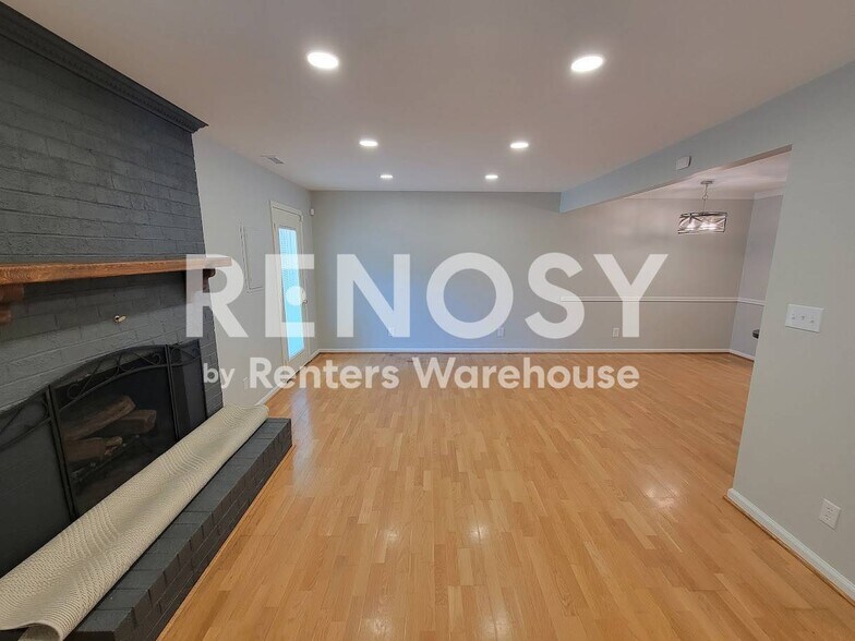 Building Photo - 914 Wildwood Square Ct