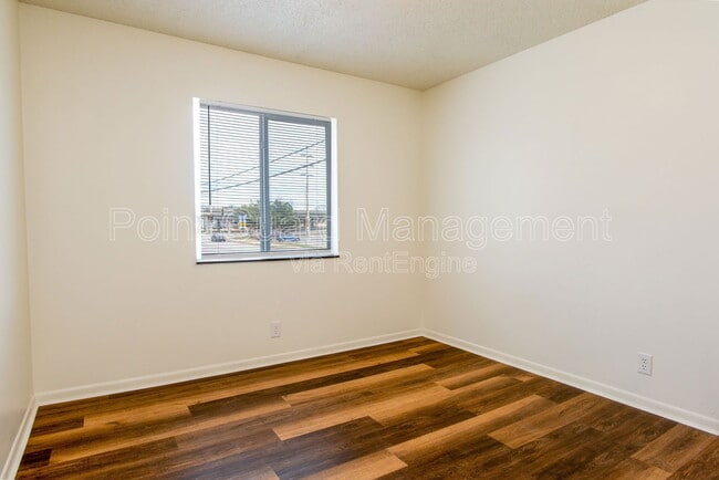 Building Photo - 1800 E 1st St N