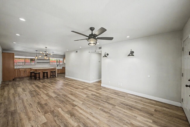 Building Photo - 4048 E Dahlia Dr