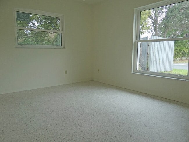 Building Photo - 3 Bedroom 2 Bath Spacious Home in Holiday Park