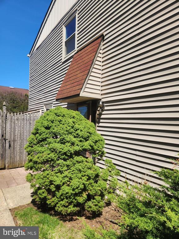 Building Photo - 10224 Dedaker St