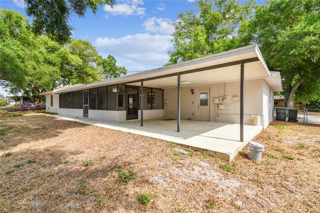 Building Photo - 1102 Shadowbrook Dr N
