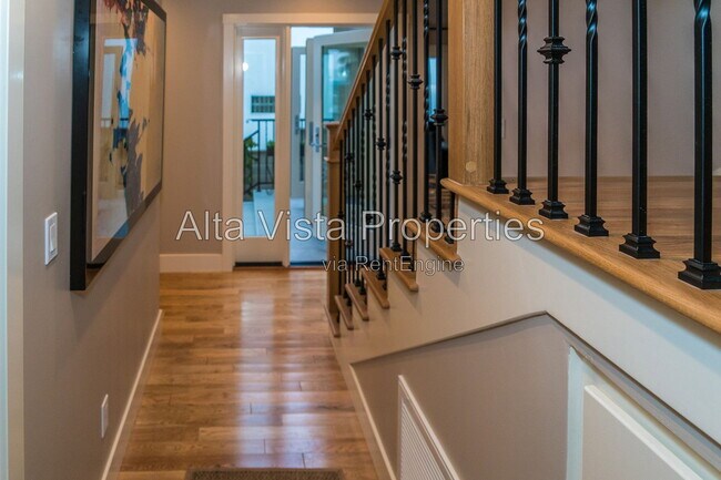 Building Photo - 5606 Dolphin Pl
